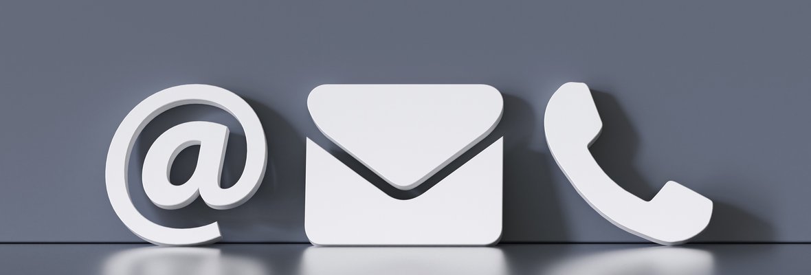 @-Zeichen, Briefumschlag und Telefonhörer in weiß vor grauem Grund als Symbol für Kontakt