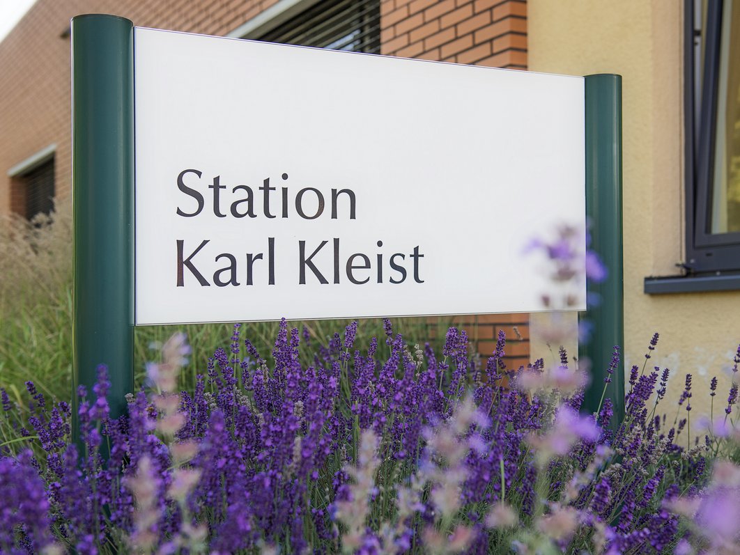 Schild mit der Aufschrift "Station Karl Kleist"