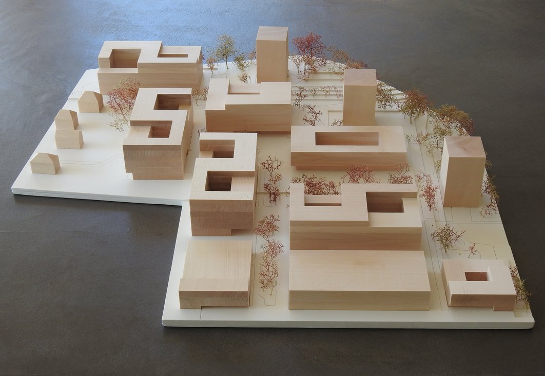 3-D-Modell aus Holz mit mehreren mehrstöckigen Gebäuden, die von oben ein wenig aussehen wie Achten und Nullen, weil die Bausubstanz sich um Innenhöfe anordnet.