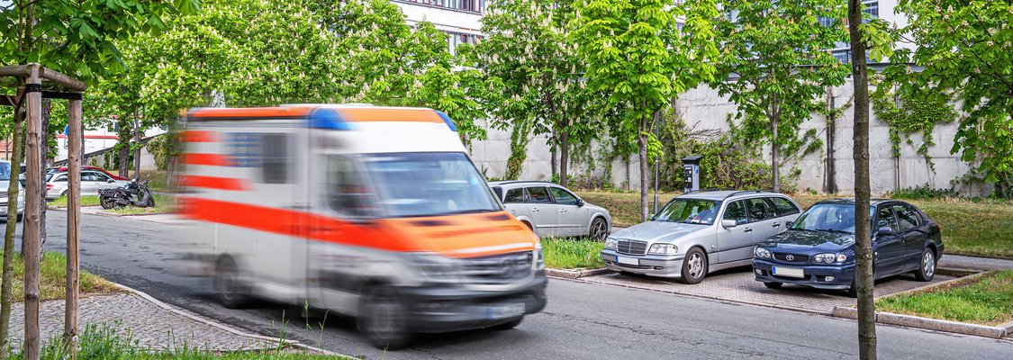 Rettungswagen in schneller Fahrt vor dem UKH
