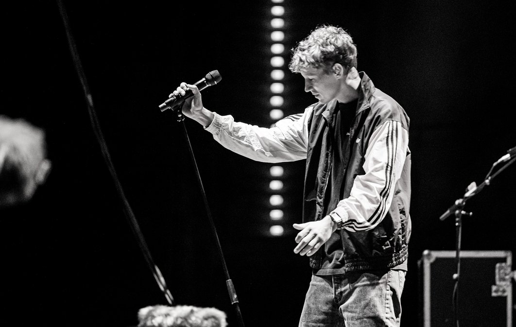 Tim Bendzko auf der Bühne in der Arena in Leipzig