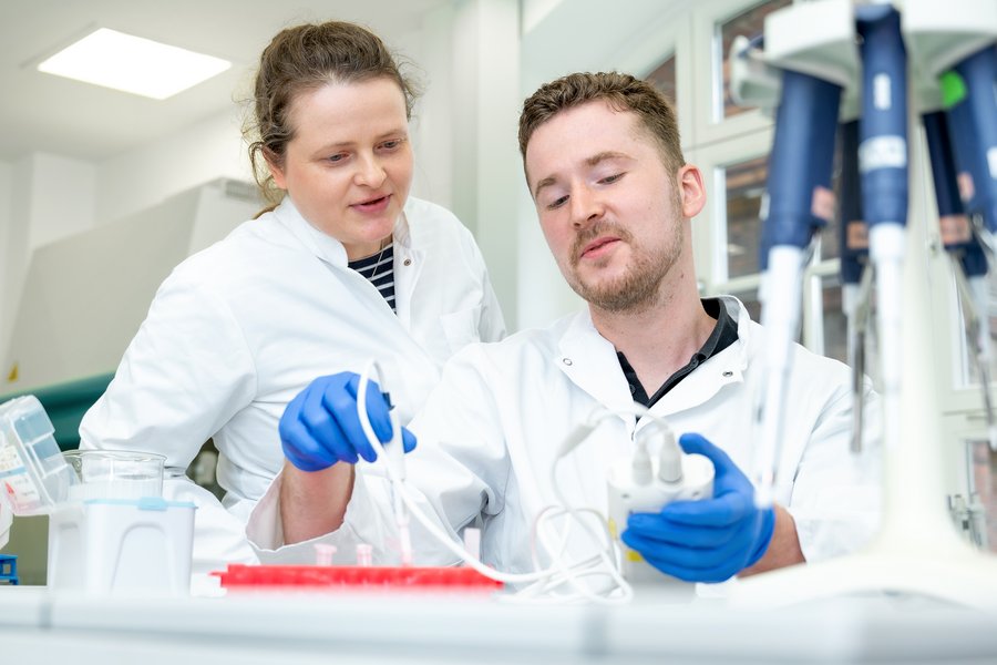 Dr. Stefanie Ruhs and Philipp Terpe working in the lab.  Dr. Stefanie Ruhs and Philipp Terpe working in the lab.