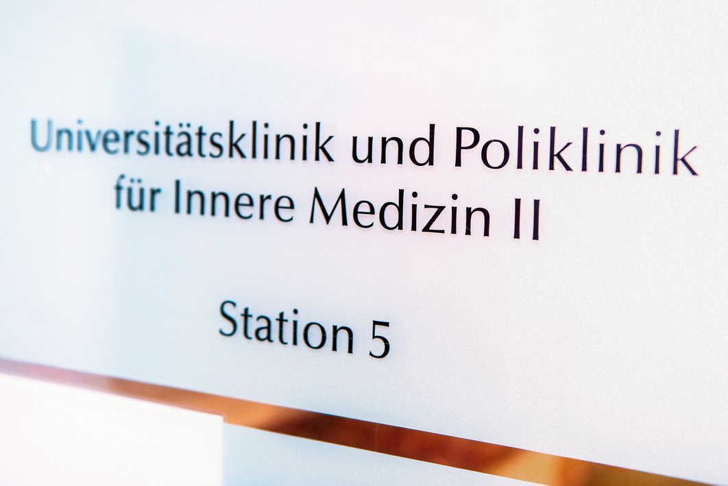 Schild mit der Aufschrift Universitätsklinik und Poliklinik für Innere Medizin II
