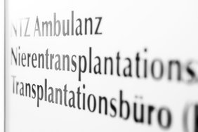 Auf einem Schild steht NTZ Ambulanz, Nierentransplantationszentrum, Transplantationsbüro.
