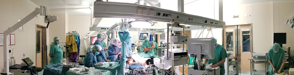 Bild aus dem Operationssaal während einer Wachoperation mit elektrophysiologischem Monitoring
