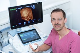 Dr. Marcus Riemer sitzt vor einem Ultraschallgerät