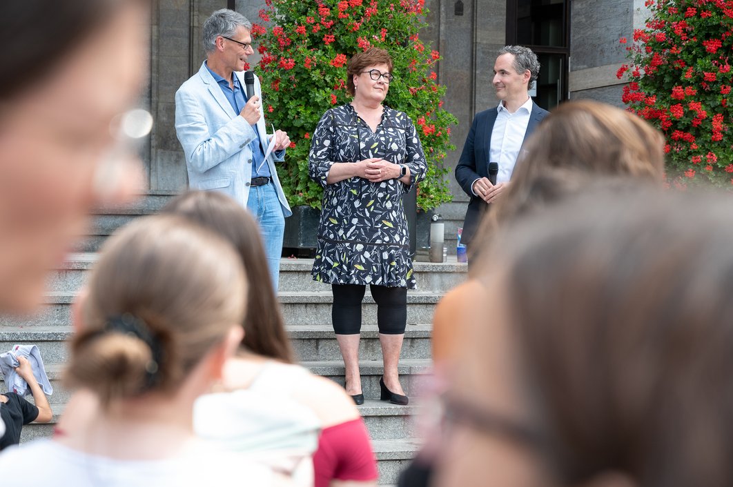 Bürgermeister Egbert Geier, Ministerin Petra Grimm-Benne und Prof. Dr. Daniel Sedding eröffnen den Aktionstag zum Thema Herzgesundheit auf dem Marktplatz.